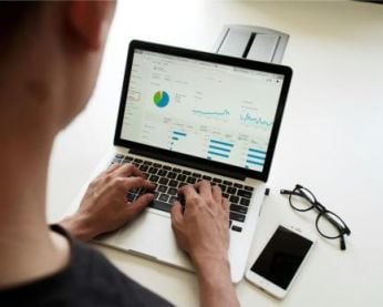Vue d’un ordinateur portable sur lequel des graphiques sont affichés
