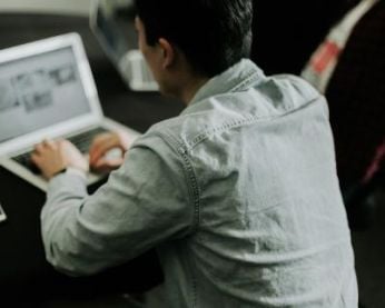 Personne travaillant sur un ordinateur portable.