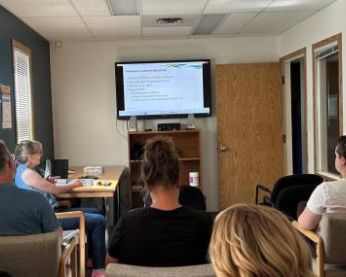 Membres du personnel participant à une séance de travail sur la feuille de route de Yukon.ca