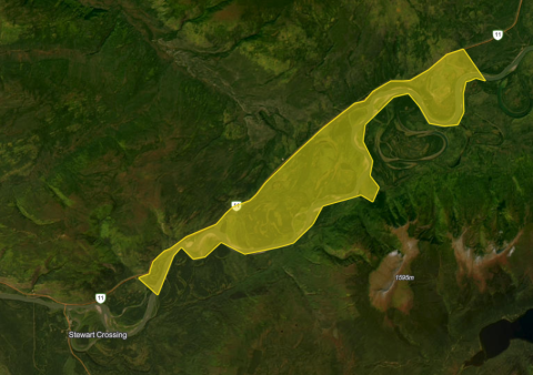 Carte montrant la région au nord-est de Stewart Crossing le long de la route Silver Trail. La partie en jaune montre la zone visée par la veille d’évacuation, soit du km 4 au km 24 de la route Silver Trail, à l’est de la rivière Stewart. 
