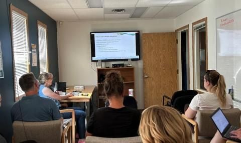 Membres du personnel participant à une séance de travail sur la feuille de route de Yukon.ca