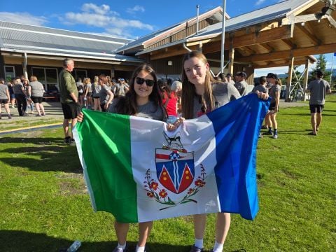 Porte-drapeau d’Équipe Yukon. G-D : Jennifer Tuton, Lily Kremer
