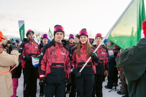 Brody Nash et Lia Hinchey portent le drapeau d’Équipe Yukon lors de la cérémonie d’ouverture. Photo : Équipe Yukon | Sarah Lewis Photography