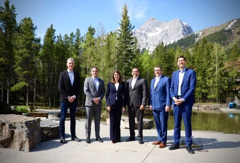 R.J. Simpson, premier ministre des Territoires du Nord-Ouest; Currie Dixon, premier ministre du Yukon; Danielle Smith, première ministre de l’Alberta; Wab Kinew, premier ministre du Manitoba; Scott Moe, premier ministre de la Saskatchewan; David Eby, premier ministre de la Colombie-Britannique. Photo : Gouvernement de l’Alberta