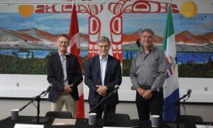 Brendan Hanley, Terry Duguid et Richard Mostyn annoncent un nouvel investissement au titre du FEFEC. Photo : gouvernement du Yukon