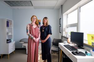 Katrienne Walton (gauche), sage-femme autorisée, Elizabeth Morrison, sage-femme autorisée et gestionnaire clinique, et le reste de l’équipe, qui offre maintenant des soins à l’échelle du territoire. Source : Gouvernement du Yukon