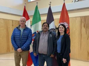 Le ministre Nils Clarke, le chef Bob Dickson et la ministre Jeanie McLean sont réunis pour souligner l’annonce de la construction d’une école (Kêtsádań kù) à Burwash Landing.