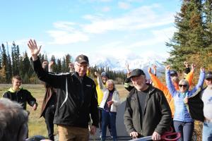 Le ministre de la Voirie et des Travaux publics et de l’Environnement, Nils Clarke, et le maire de Haines Junction, Bruce Tomlin, inaugure le Sentier Transcanadien nouvellement pavé.
