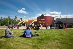 Des gens sont réunis à l’occasion de la grande réouverture du Centre d’interprétation de la Béringie du Yukon. Photo : Gouvernement du Yukon/Manu Keggenhoff