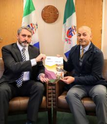 Le premier ministre Ranj Pillai et le ministre des Finances Sandy Silver présentent le Budget 2024-2025