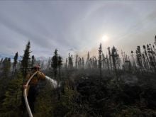 L’équipe Eagle affairée à éteindre les points chauds du feu Sulfur Creek (DA-025), le 7 juillet 2025.
