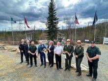De gauche à droite : Marc Cattet, sous-ministre adjoint, Durabilité de l’environnement; Chris Smith, agent spécial responsable; Aaron Koss-Young, sergent-détective; Justin McGinnis, agent, Alaska Wildlife Troopers; Debra Flowers, chef adjointe des Services d’enquête du National Park Service des États-Unis; Ryan Hennings, agent principal de protection de la faune; Josh Scott, surintendant par intérim du parc Wrangell-St. Elias; Heather Yates, garde-parc en chef du parc Wrangell-St. Elias; et Russel Oborne, s