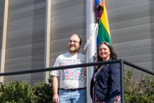 Niall Janssen, direction générale de la Queer Yukon Society, et Laura Lang, ministre responsable de la Direction de la condition féminine et de l’équité des genres, avant la cérémonie de lever du drapeau du 12 août 2026, à l’édifice Jim-Smith à Whitehorse.