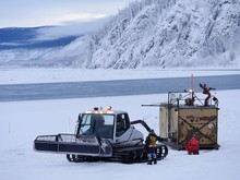 Mise en place de la machine de fabrication de glace. Photo : Gouvernement du Yukon/Derek Crowe. 