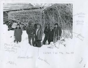 C. fin 1960, de gauche à droite : Marnie Smith (fille de Lucy Jones), Norman James, William Atlin, Winnie Atlin, ?,?, Patrick Jones. Archives du Yukon, fonds du Whitehorse Star Ltd., 82/563, f. 25, no 96