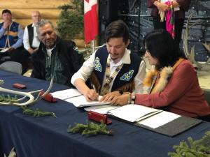 Cérémonie de signature pour l’habitat protégé de Ch’ihilii Chìk, avec la ministre Pauline Frost, la chef Dana Tizya-Tramm et l’Aîné Joel Peter