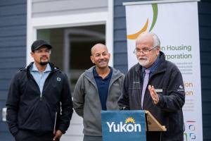 Le maire de Carmacks Lee Bodie, accompagné du premier ministre Ranj Pillai et du député de Mayo-Tatchun Jeremy Harper, s'exprime lors de l’inauguration du nouveau duplex le mardi 8 août. 