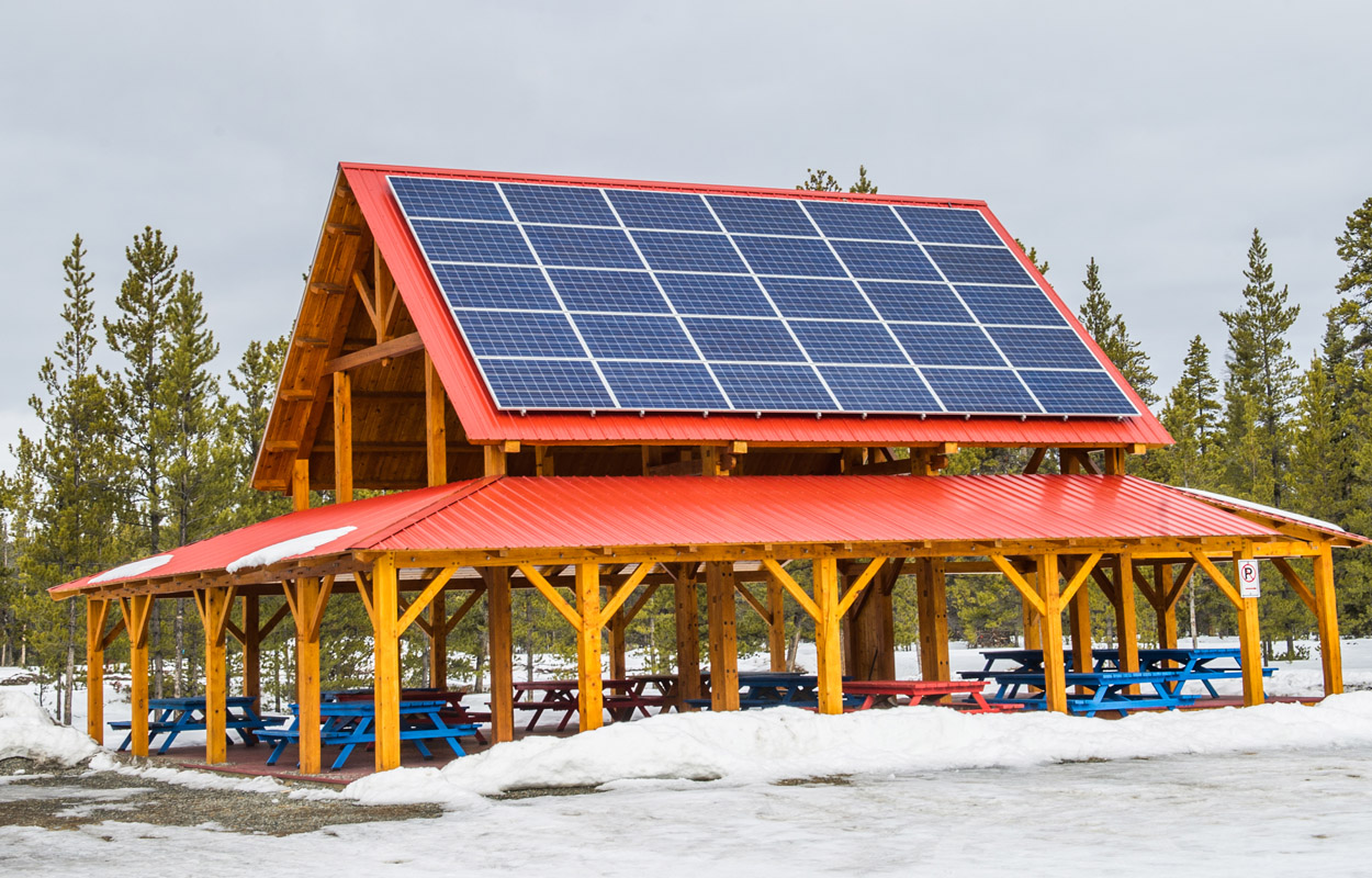 Panneaux solaires sur le toit d’un abri-cuisine à Mount Lorne
