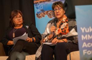 Doris Bill et Ann Maje Raider, deux des coprésidentes du Comité consultatif du Yukon sur les FFADA2S+, s’exprimant pendant le forum.