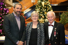 M. Sandy Silver, premier ministre, Mme Dale Stokes et M. Doug Phillips, commissaire, lors de la réception du Nouvel An 2018. Photo du gouvernement du Yukon.