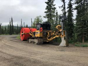 Un engin de chantier est sur place pour le début des travaux. Photo : Gouvernement du Yukon