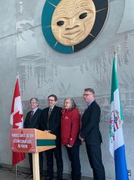 M. Larry Bagnell, député fédéral du Yukon et M. Jonathan Wilkinson, ministre fédéral de l’Environnement et du Changement climatique, en compagnie des ministres McPhee et Mostyn