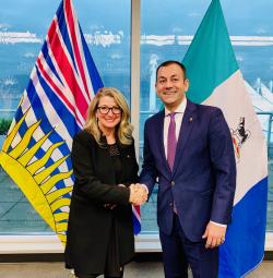 M. Ranj Pillai, ministre du Développement économique et de l’Énergie, des Mines et des Ressources du Yukon, et Mme Lana Popham, ministre de l’Agriculture de la Colombie-Britannique, lors de la signature du protocole d’entente à Vancouver, le 21 janvier 20