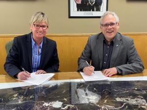 The Government of Yukon and the City of Whitehorse sign new tourism agreement