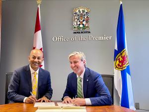 Le premier ministre du Yukon, Ranj Pillai, et le premier ministre de la Nouvelle‑Écosse, Tim Houston, signent une lettre d’intention pour officialiser leur collaboration en matière de ressources humaines en santé.