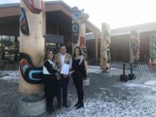 Marilyn Jensen, présidente de la Yukon First Nations Culture & Tourism Association; Keith Henry, président-directeur général de l’Association touristique autochtone du Canada; et Jeanie Dendys, ministre du Tourisme et de la Culture.