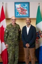 Le premier ministre Ranj Pillai et le ministre Richard Mostyn ont rencontré le brigadier-général Dan Rivière, commandant de la Force opérationnelle interarmées (Nord).