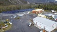 Vue aérienne du poste d’entretien Klondike, équipé de panneaux solaires (septembre 2023). Photo : gouvernement du Yukon
