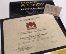 Certificat du Prix des gouverneurs avec produits promotionnels de la campagne sur le patrimoine vivant du Yukon