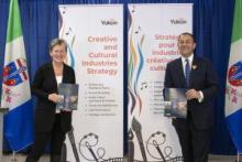 La directrice générale de la Yukon First Nations Culture and Tourism Association et Ranj Pillai, ministre du Développement économique et ministre du Tourisme et de la Culture, exhibant fièrement un exemplaire du document de stratégie. 