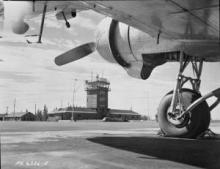 Aérogare de Watson Lake en août 1951, Bibliothèque et Archives Canada, collection du ministère de la Défense nationale, PA-067427