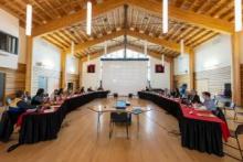 Des dirigeants du gouvernement du Yukon et des Premières nations se réunissent lors du Forum du Yukon. 