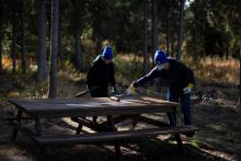 Deux stagiaires à tout faire travaillent à embellir le camping de Tagish. Photo : gouvernement du Yukon  