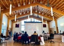 Rencontre des responsables au centre d’apprentissage de Carcross/Tagish à l’occasion du premier Forum du Yukon de l’année, pour discuter de la participation des jeunes et du prochain Sommet des jeunes du Yukon.