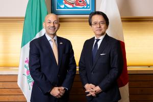 Le premier ministre Ranj Pillai et le consul général du Japon, M. Kohei Maruyama, le 27 mars 2024, à l’édifice Jim-Smith.
